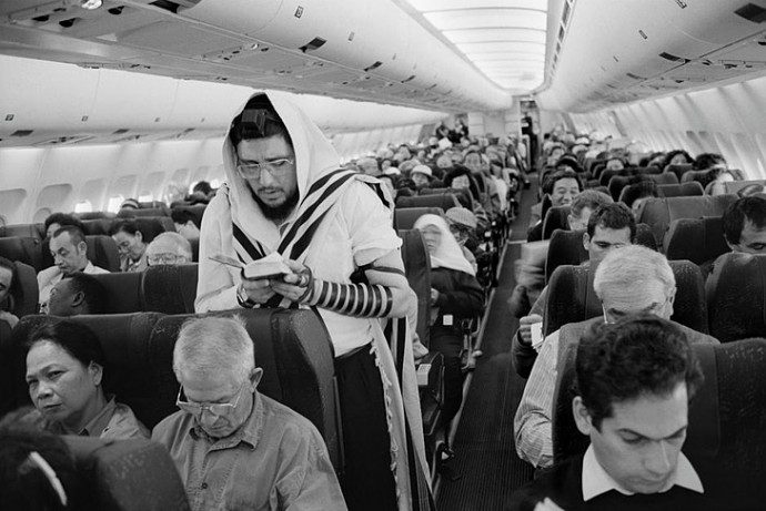 prayingonplane-690x461
